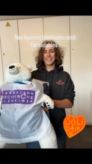 Pour la 3e année consécutive le lycée participe à la quête nationale de la fondation recherche Alzheimer.
Ils sont 108 lycéens cette année à s’engager dans le bénévolat et participer à la quête dans le centre ville de Levallois les week-ends du 14, 15, 21 et 22 mars. C’est un bel engagement pour ces jeunes qui contribuent à leur niveau à faire avancer la recherche pour mettre KO la maladie d’Alzheimer! 😀🙏