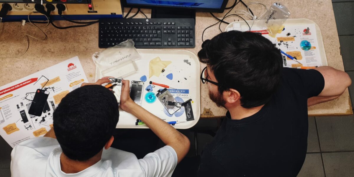 Les 2des Microtechniques animateurs d’un atelier de réparation de smartphones !